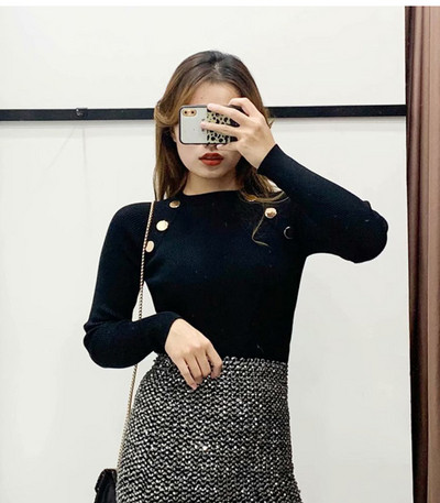 Λεπτή γυναικεία μπλούζα πλεκτή  με μεταλλικά κουμπιά σε πράσινο, λευκό και μαύρο χρώμα