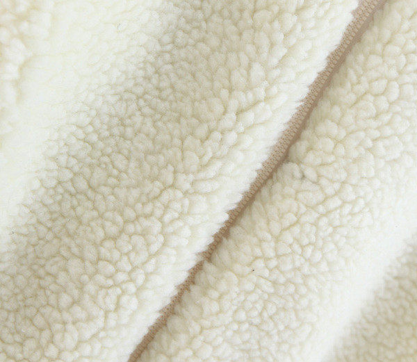 Σύντομο αθλητικό casual μπουφάν σε λευκό και μαύρο χρώμα με φερμουάρ