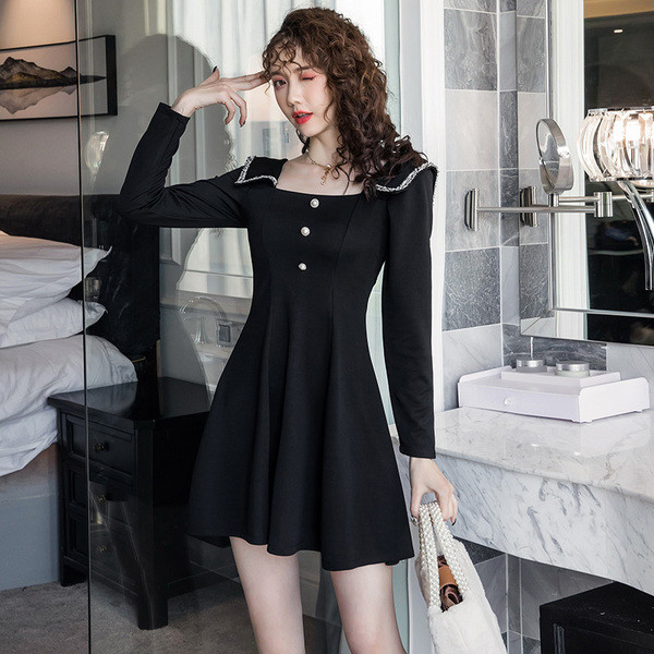 Új modell női ruha - szabású modell szögletes nyakkivágással és gombokkal fekete színben