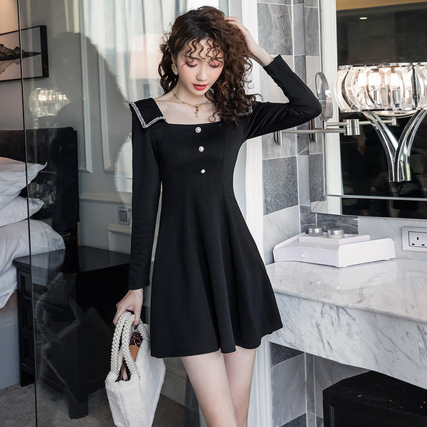 Új modell női ruha - szabású modell szögletes nyakkivágással és gombokkal fekete színben