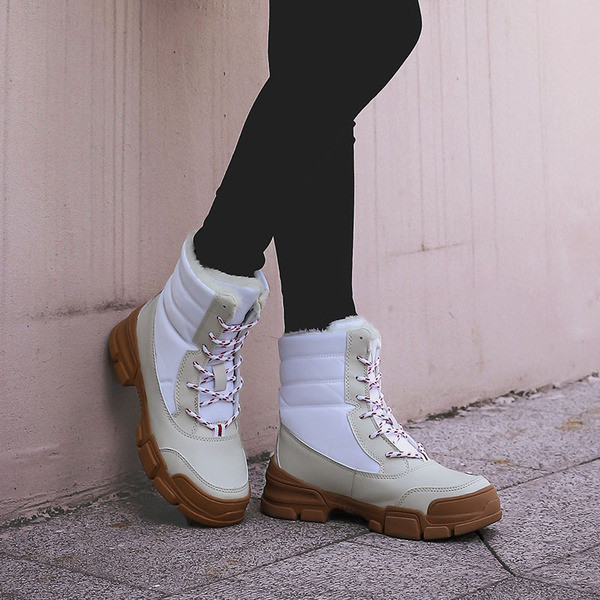 ÚJ modell női téli csizma fűzővel és puha béléssel fehér, piros, kék és fekete színekben