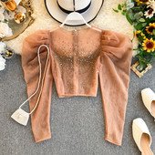 Fekete és bézs színű női blúz kövekkel és széles ujjakkal