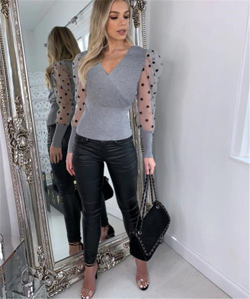 Μοντέρνα γυναικεία μπλούζα με λαιμόκοψη και φαρδιά τούλινα μανίκια σε γκρι και μπεζ χρώμα