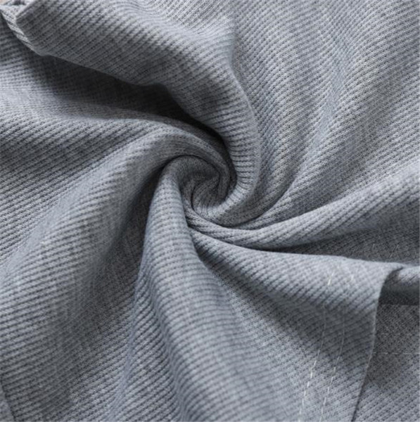 Μοντέρνα γυναικεία μπλούζα με λαιμόκοψη και φαρδιά τούλινα μανίκια σε γκρι και μπεζ χρώμα