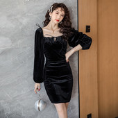 Női bársonyruha szögletes nyakkivágással és hosszú ujjú fekete színben