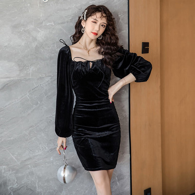 Női bársonyruha szögletes nyakkivágással és hosszú ujjú fekete színben