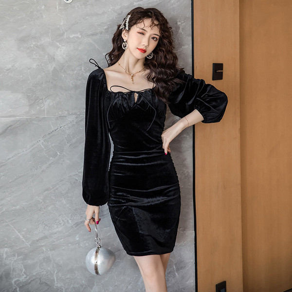 Női bársonyruha szögletes nyakkivágással és hosszú ujjú fekete színben