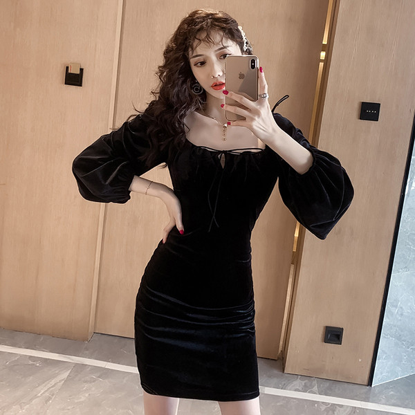 Női bársonyruha szögletes nyakkivágással és hosszú ujjú fekete színben