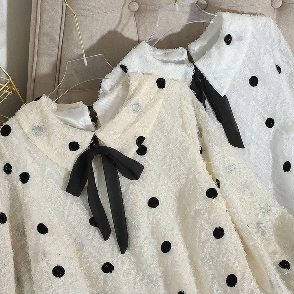 Rochie de dama cu buline cu panglica pe guler in alb, negru si bej