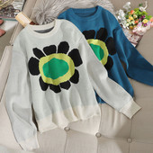 Γυναικείο πουλόβερ ε λουλούδι και στρογγυλή λαιμόκοψη σε μπλε και γκρι χρώμα