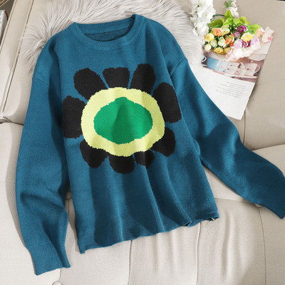 Γυναικείο πουλόβερ ε λουλούδι και στρογγυλή λαιμόκοψη σε μπλε και γκρι χρώμα