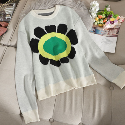 Γυναικείο πουλόβερ ε λουλούδι και στρογγυλή λαιμόκοψη σε μπλε και γκρι χρώμα