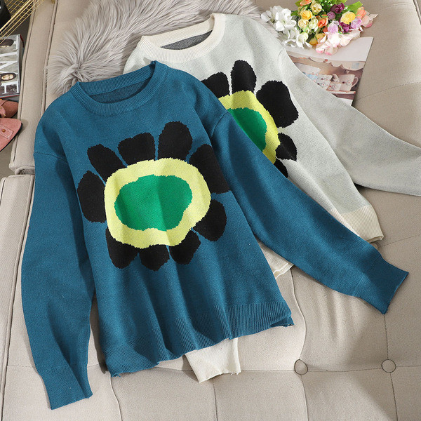 Γυναικείο πουλόβερ ε λουλούδι και στρογγυλή λαιμόκοψη σε μπλε και γκρι χρώμα