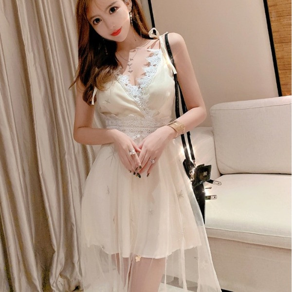 Modern női ruha vékony pántokkal, spitz nyakkivágással fekete és bézs színben