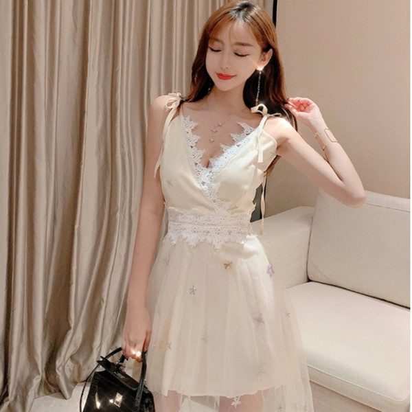 Modern női ruha vékony pántokkal, spitz nyakkivágással fekete és bézs színben