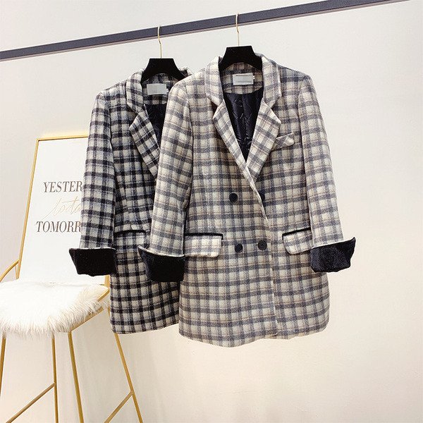 Καρό γυναικείο παλτό με κουμπιά σε μαύρο και γκρι χρώμα