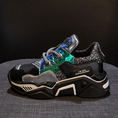 Αθλητικά γυναικεία παπούτσια casual  με γυαλιστερό αποτέλεσμα και κορδόνια σε άσπρο και μαύρο χρώμα