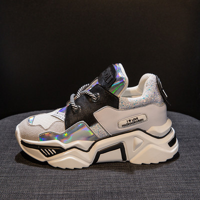 Αθλητικά γυναικεία παπούτσια casual  με γυαλιστερό αποτέλεσμα και κορδόνια σε άσπρο και μαύρο χρώμα