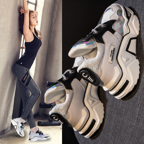 Αθλητικά γυναικεία παπούτσια casual  με γυαλιστερό αποτέλεσμα και κορδόνια σε άσπρο και μαύρο χρώμα