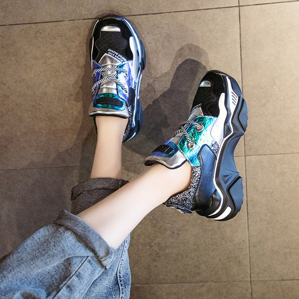 Αθλητικά γυναικεία παπούτσια casual  με γυαλιστερό αποτέλεσμα και κορδόνια σε άσπρο και μαύρο χρώμα