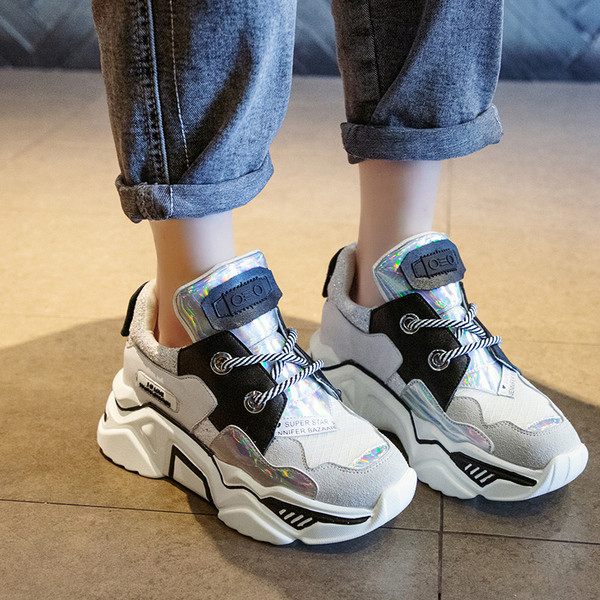 Αθλητικά γυναικεία παπούτσια casual  με γυαλιστερό αποτέλεσμα και κορδόνια σε άσπρο και μαύρο χρώμα