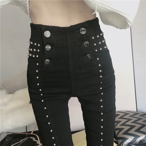 Fekete hosszú, testhezálló farmer, magas derékkal és fémszegecsekkel