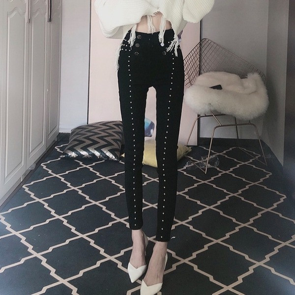 Fekete hosszú, testhezálló farmer, magas derékkal és fémszegecsekkel