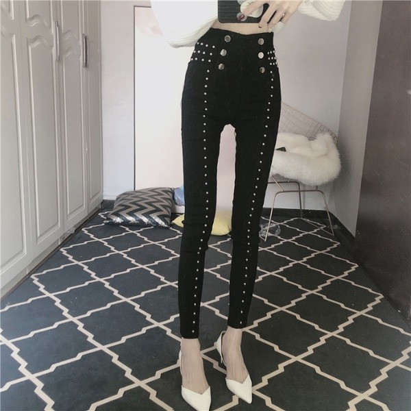 Fekete hosszú, testhezálló farmer, magas derékkal és fémszegecsekkel