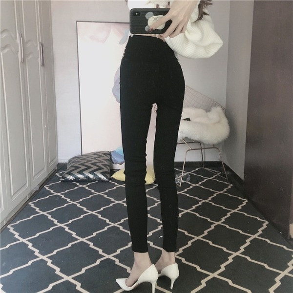 Fekete hosszú, testhezálló farmer, magas derékkal és fémszegecsekkel