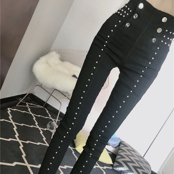 Fekete hosszú, testhezálló farmer, magas derékkal és fémszegecsekkel