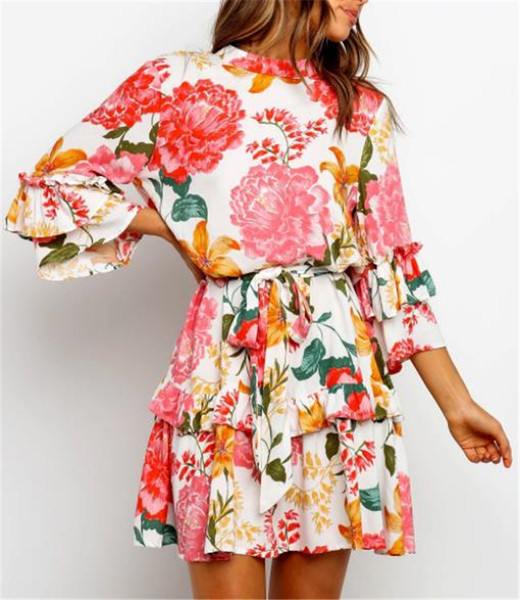 Modern női ruha színes mintával, ovális nyakkivágással