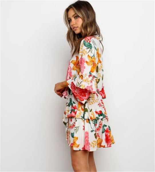 Modern női ruha színes mintával, ovális nyakkivágással