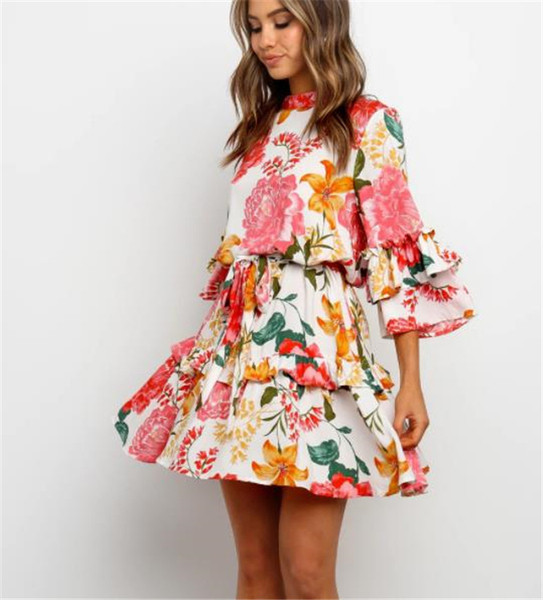 Modern női ruha színes mintával, ovális nyakkivágással