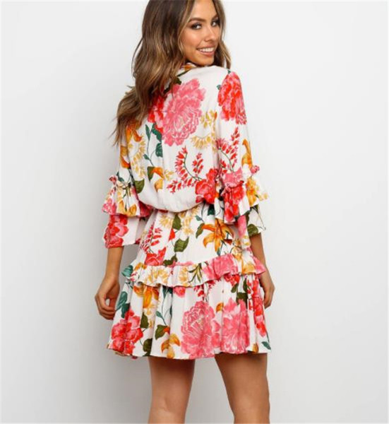 Modern női ruha színes mintával, ovális nyakkivágással