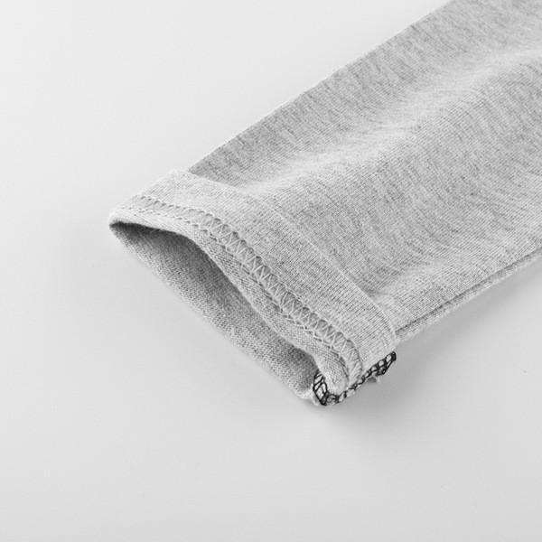 Детска блуза за момчета в черен цвят с апликация и обло деколте