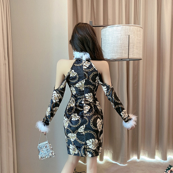 Κομψό γυναικείο φόρεμα με γούνα και χρωματιστό μοτίβο και γυμνά ώμους