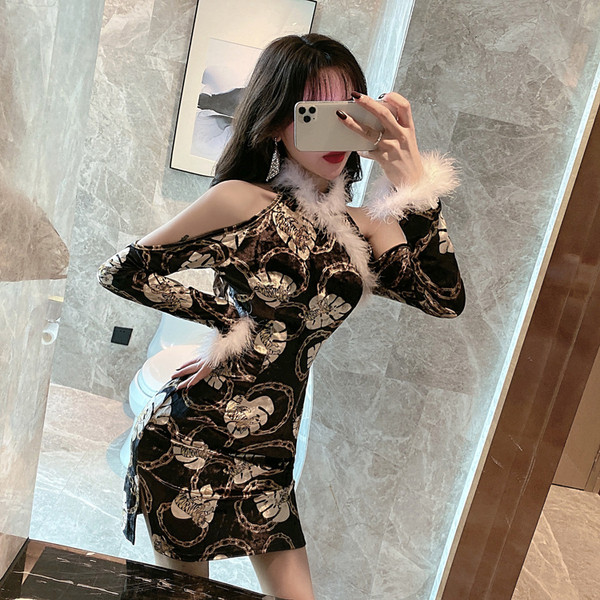 Κομψό γυναικείο φόρεμα με γούνα και χρωματιστό μοτίβο και γυμνά ώμους