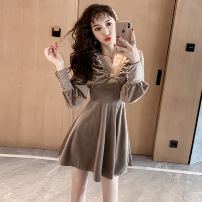 Rochie moderna de dama cu decolteu spitz si dantela de catifea in negru si bej