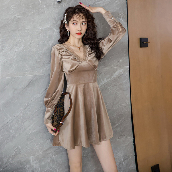 Rochie moderna de dama cu decolteu spitz si dantela de catifea in negru si bej