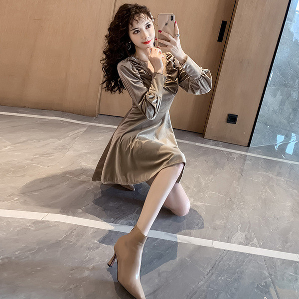 Rochie moderna de dama cu decolteu spitz si dantela de catifea in negru si bej