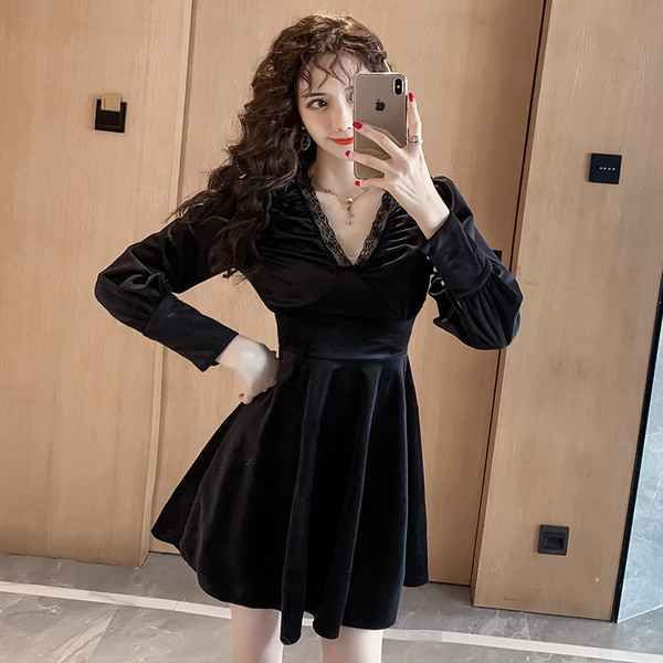 Rochie moderna de dama cu decolteu spitz si dantela de catifea in negru si bej