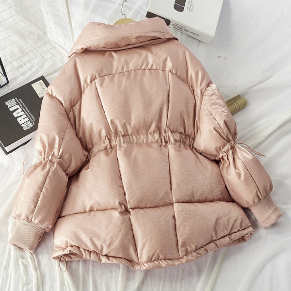 Γυναικείο μπουφάν με ψηλό γιακά και κουμπιά σε λευκό και ροζ χρώμα