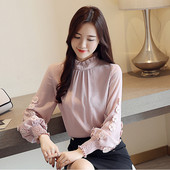 Κομψή γυναικεία μπλούζα σιφόν  σε γκρι και ροζ χρώμα με υψηλό κολάρο και τρισδιάστατο στοιχείο - λουλούδια