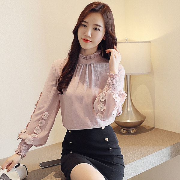 Κομψή γυναικεία μπλούζα σιφόν  σε γκρι και ροζ χρώμα με υψηλό κολάρο και τρισδιάστατο στοιχείο - λουλούδια