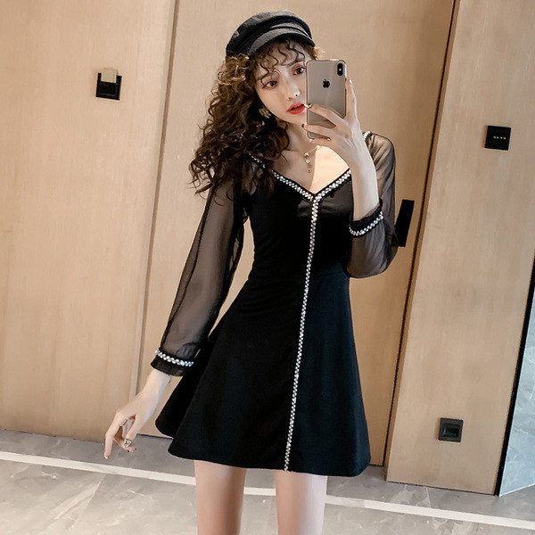 Női ruha új modell spitz nyakkivágással és pecsét ujjakkal fekete színben