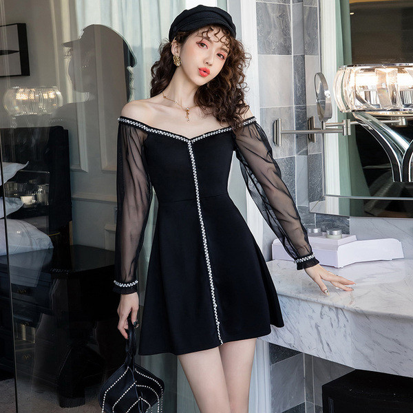 Női ruha új modell spitz nyakkivágással és pecsét ujjakkal fekete színben