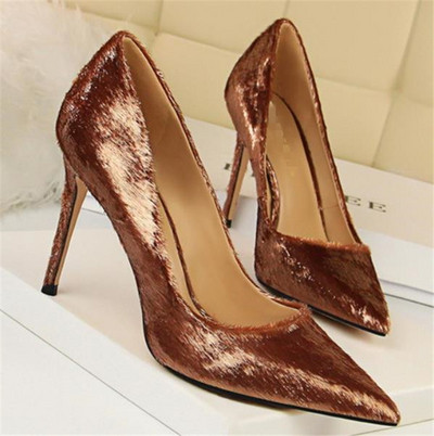 Modern női magassarkú cipő műszőrrel, négy színben