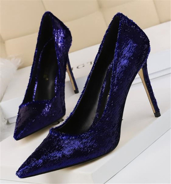 Modern női magassarkú cipő műszőrrel, négy színben