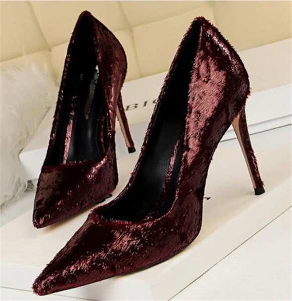 Modern női magassarkú cipő műszőrrel, négy színben