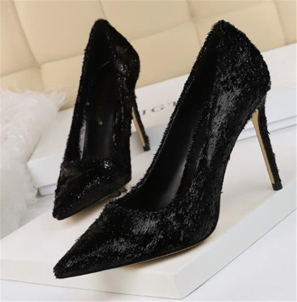 Modern női magassarkú cipő műszőrrel, négy színben